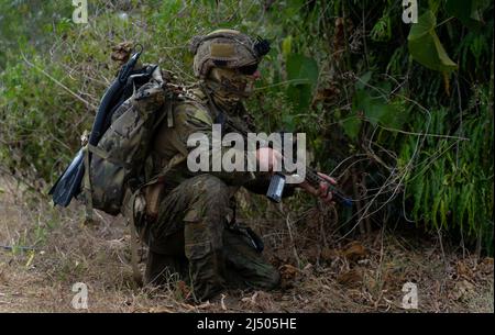 Ein australischer Operator mit 2. Commando Regiment, Special Operations Command, nimmt an einer amphibischen Razzia während der Balikatan 22 in El Nido, Palawan, Philippinen, 1. April 2022 Teil. Balikatan ist eine jährliche Übung zwischen den Streitkräften der Philippinen und dem US-Militär, die darauf ausgerichtet ist, bilaterale Interoperabilität, Fähigkeiten, Vertrauen und Zusammenarbeit zu stärken, die über Jahrzehnte gemeinsamer Erfahrungen aufgebaut wurde. Balikatan, Tagalog für ‘„Schulter an Schulter“, ist eine seit langem bestehende bilaterale Übung zwischen den Philippinen und den Vereinigten Staaten, die die tief verwurzelte Partnerschaft zwischen beiden Ländern unterstreicht Stockfoto