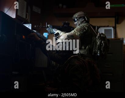 Ein Mitglied der philippinischen Navy Special Operations Group und ein australischer Betreiber mit 2. Commando Regiment führen während der Übung Balikatan 22 vor der Küste von Palawan, Philippinen, zusammen Seesicherheitsoperationen durch, 7. April 2022. Balikatan ist eine jährliche Übung zwischen den Streitkräften der Philippinen und dem US-Militär, die darauf ausgerichtet ist, bilaterale Interoperabilität, Fähigkeiten, Vertrauen und Zusammenarbeit zu stärken, die auf jahrzehntelangen gemeinsamen Erfahrungen aufgebaut wurden. Balikatan, Tagalog für „von der Schulter zur Schulter“ ist eine langjährige bilaterale Übung zwischen den Philippinen und den Vereinigten Staaten Stockfoto