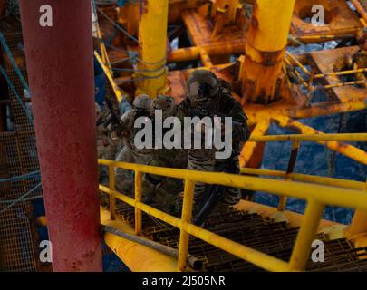 Ein Mitglied der Philippine Navy Special Operations Group, US Navy SEAL with Special Warfare Group, und ein australischer Operator mit 2. Commando Regiment führen zusammen maritime Sicherheitsoperationen während der Übung Balikatan 22 vor der Küste von Palawan, Philippinen, 7. April 2022. Balikatan ist eine jährliche Übung zwischen den Streitkräften der Philippinen und dem US-Militär, die darauf ausgerichtet ist, bilaterale Interoperabilität, Fähigkeiten, Vertrauen und Zusammenarbeit zu stärken, die auf jahrzehntelangen gemeinsamen Erfahrungen aufgebaut wurden. Balikatan, Tagalog für „von der Schulter zur Schulter“ ist eine seit langem bestehende bilaterale Übung zwischen Th Stockfoto