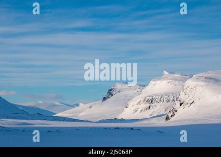 Berge rund um Kungsleden Wander- und Skiweg zwischen Salka und Singi Hütten während der Wintersaison, April, Lappland, Schweden Stockfoto