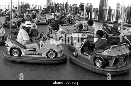 Autoscooter auf dem Santa Monica Pier in Los Angeles, CA. Stockfoto