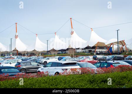 Blick über den kompletten Parkplatz der großen weißen Zelte des Ashford Outlet Center, Kent, England. Stockfoto