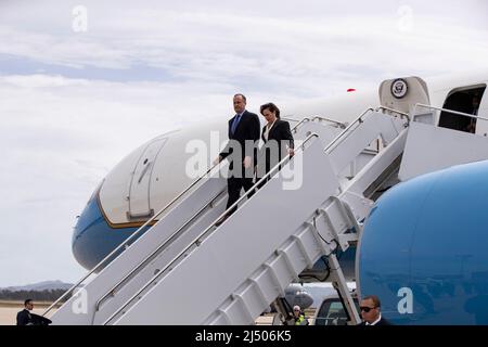 Lompoc, Usa. 18. April 2022. US-Vizepräsident Kamala Harris (R) und zweiter Herr Doug Emhoff (L) besuchen die Vandenberg Space Force Base in Lompoc, Kalifornien, USA, 18. April 2022. Quelle: SIPA USA/Alamy Live News Stockfoto