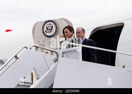 Lompoc, Usa. 18. April 2022. US-Vizepräsident Kamala Harris (L) und zweiter Herr Doug Emhoff (R) besuchen die Vandenberg Space Force Base in Lompoc, Kalifornien, USA, 18. April 2022. Quelle: SIPA USA/Alamy Live News Stockfoto