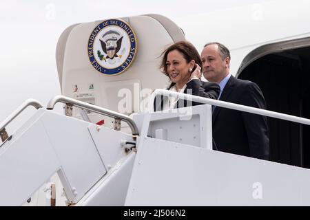 Lompoc, Usa. 18. April 2022. US-Vizepräsident Kamala Harris (L) und zweiter Herr Doug Emhoff (R) besuchen die Vandenberg Space Force Base in Lompoc, Kalifornien, USA, 18. April 2022. Quelle: SIPA USA/Alamy Live News Stockfoto