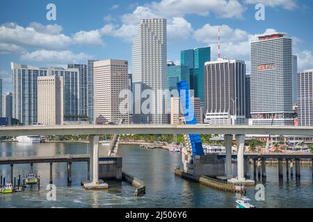 Die Brücke zum Hafen von Miami vor der Skyline der Stadt. Stockfoto
