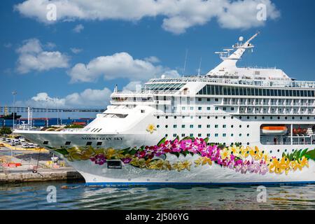 Der tropisch bemalte Bug des Norwegian Sky der Norwegian Cruise Line, der am Hafen von Miami in Florida angedockt ist. Stockfoto