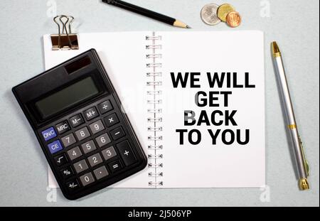 Closeup auf Geschäftsmann hielt eine Karte mit Text wir wird GET BACK TO YOU, Firmen-Konzept-Image mit soft-Fokus-Hintergrund und Vintage-Ton Stockfoto