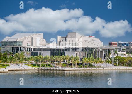 Das Adrienne Arsht Center for the Performing Arts of Miami-Dade County am Wasser vom Deck eines Kreuzfahrtschiffs aus gesehen, das von Miami, Florida, abfährt. Stockfoto