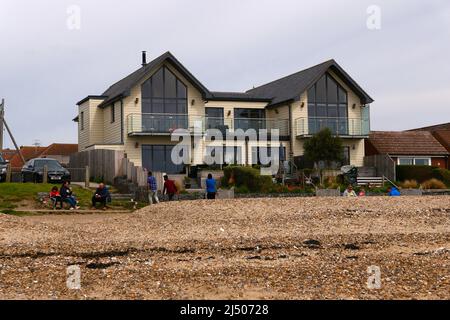 Die Bewohner von Mersea Island genossen den Strand in East Mersea am Ostermontag nach zwei Jahren der COVID-19-Beschränkungen, während West Mersea von Touristen überrannt wurde, Besucher und Bewohner die berühmte Oyster Bar besuchten, um einige der besten Meeresfrüchte zu probieren, die in Großbritannien erhältlich sind ... Stockfoto