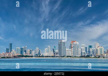 Die Skyline von Miami Beach vom Deck eines Kreuzfahrtschiffs aus gesehen, das von Miami, Florida, abfährt. Stockfoto