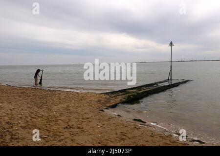 Die Bewohner von Mersea Island genossen den Strand in East Mersea am Ostermontag nach zwei Jahren der COVID-19-Beschränkungen, während West Mersea von Touristen überrannt wurde, Besucher und Bewohner die berühmte Oyster Bar besuchten, um einige der besten Meeresfrüchte zu probieren, die in Großbritannien erhältlich sind ... Stockfoto