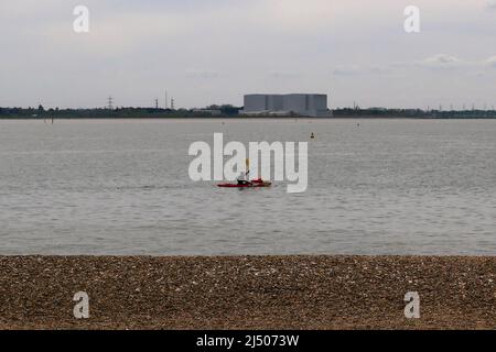 Die Bewohner von Mersea Island genossen den Strand in East Mersea am Ostermontag nach zwei Jahren der COVID-19-Beschränkungen, während West Mersea von Touristen überrannt wurde, Besucher und Bewohner die berühmte Oyster Bar besuchten, um einige der besten Meeresfrüchte zu probieren, die in Großbritannien erhältlich sind ... Stockfoto