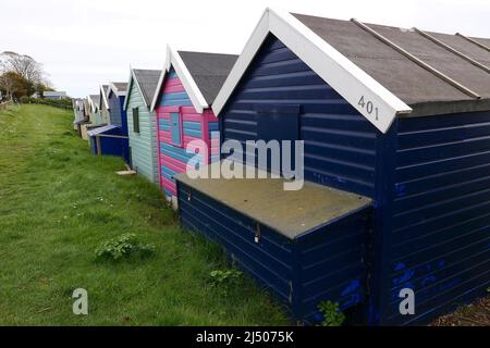 Die Bewohner von Mersea Island genossen den Strand in East Mersea am Ostermontag nach zwei Jahren der COVID-19-Beschränkungen, während West Mersea von Touristen überrannt wurde, Besucher und Bewohner die berühmte Oyster Bar besuchten, um einige der besten Meeresfrüchte zu probieren, die in Großbritannien erhältlich sind ... Stockfoto