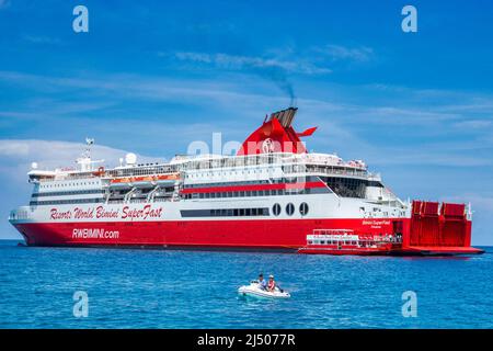 Das Schiff vor Bimini auf den Bahamas vor Anker. Stockfoto