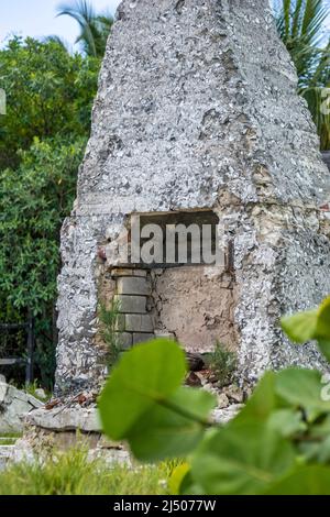 Kamin eines ruinierten alten bahamischen Hauses am Kings Highway in Bimini, den Bahamas. Stockfoto