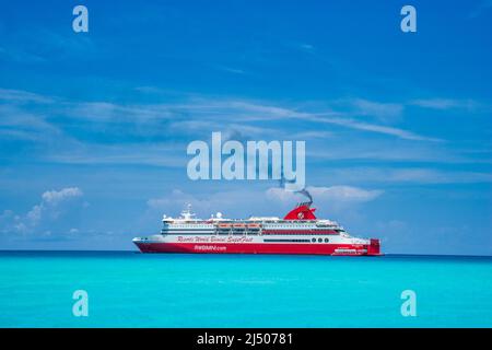 Das Schiff vor Bimini auf den Bahamas vor Anker. Stockfoto