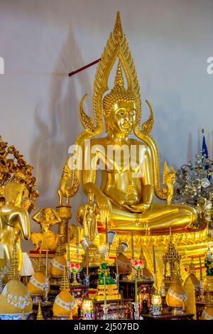 Sitzender Golden Buddha und andere Statuen im Wat Budharangsi in der Redland Gegend von Miami-Dade County, Florida. Stockfoto