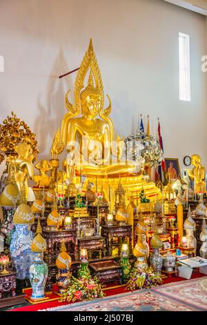 Sitzender Golden Buddha und andere Statuen im Wat Budharangsi in der Redland Gegend von Miami-Dade County, Florida. Stockfoto