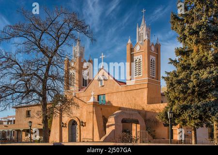 Die historische katholische Kirche von San Roulé de Neri befindet sich auf dem Altstadtplatz in Albuquerque, New Mexico. Stockfoto