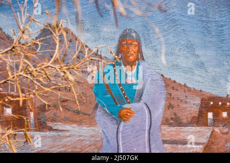 Detail eines Wandbildes eines Indianers der Ureinwohner in seinem Pueblo vor dem Pueblo Cultural Center in Albuquerque, New Mexico. Stockfoto