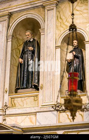 Statuen des heiligen Philipp de Neri und des heiligen Ignatius von Loyola über dem Hochaltar der katholischen Kirche San Felipe de Neri auf dem Altstadtplatz in Albuq Stockfoto