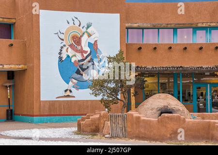 Wandgemälde einer indianischen Tänzerin im Pueblo Cultural Center in Albuquerque, New Mexico. Stockfoto