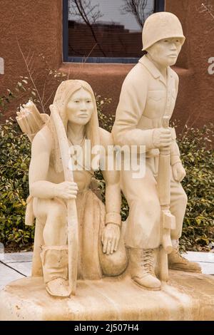 Statue der Indianerkrieger, historisch und modern, im Pueblo Cultural Center in Albuquerque, New Mexico. Stockfoto