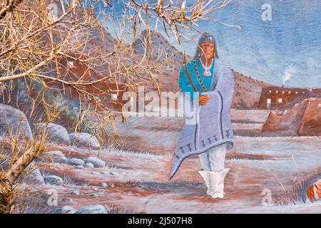 Detail eines Wandbildes eines Indianers der Ureinwohner in seinem Pueblo vor dem Pueblo Cultural Center in Albuquerque, New Mexico. Stockfoto