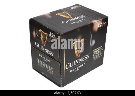 IRVINE, KALIFORNIEN - 17 APR 2022: Eine 12 Packung Guinness Draft Stout Flaschen isoliert auf Weiß. Stockfoto
