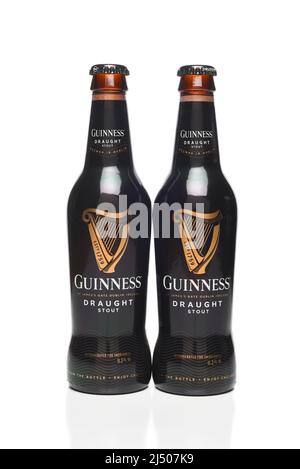 IRVINE, KALIFORNIEN - 17 APR 2022: Zwei Flaschen Guinness Draft Stout Flaschen isoliert auf Weiß mit Reflexion. Stockfoto