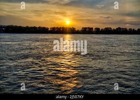 Die Sonne untergeht über dem Ufer des Mississippi River in Memphis, Tennessee. Stockfoto