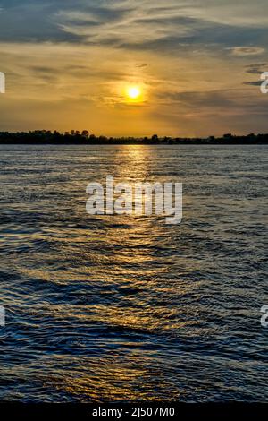 Die Sonne untergeht über dem Ufer des Mississippi River in Memphis, Tennessee. Stockfoto