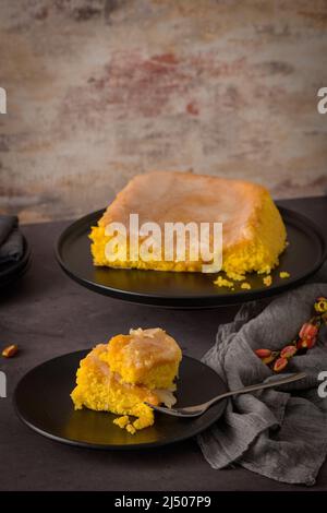 Portugiesischer Biskuitkuchen Bolinhol von Vizela, serviert auf einem Teller. Auf der Küchenarbeitsfläche. Stockfoto