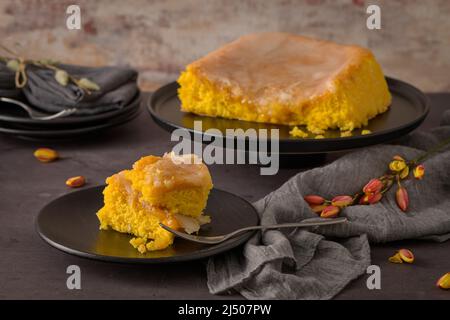 Portugiesischer Biskuitkuchen Bolinhol von Vizela, serviert auf einem Teller. Auf der Küchenarbeitsfläche. Stockfoto