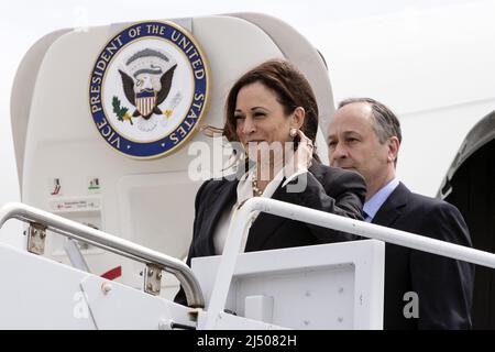 Lompoc, Usa. 18. April 2022. US-Vizepräsident Kamala Harris und der zweite Herr Doug Emhoff besuchen am Montag, den 18. April 2022, die Vandenberg Space Force Base in Lompoc, Kalifornien. Poolfoto von Etienne Laurent/UPI Credit: UPI/Alamy Live News Stockfoto