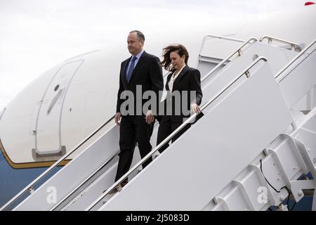 Lompoc, Usa. 18. April 2022. DER US-Vizepräsident Kamala Harris (R) und der zweite Herr Doug Emhoff (L) besuchen am Montag, den 18. April 2022, die Vandenberg Space Force Base in Lompoc, Kalifornien. Poolfoto von Etienne Laurent/UPI Credit: UPI/Alamy Live News Stockfoto