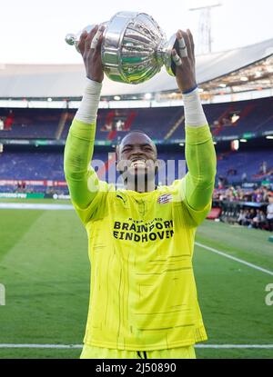 Torwart Yvon Mvogo vom PSV Eindhoven feiert während des TOTO KNVB Beker Finales zwischen PSV und AJAX am 17. April 2022 im De Kuip Stadium in Rotterdam, Niederlande Credit: SCS/Soenar Chamid/AFLO/Alamy Live News Stockfoto