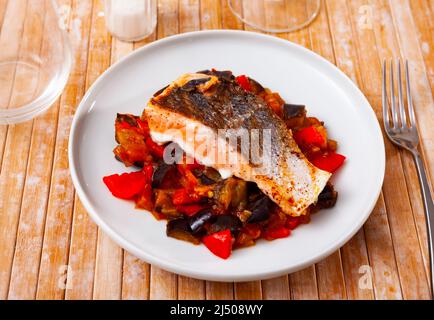 Gebackenes Lachsfilet mit Gemüsemischung Stockfoto