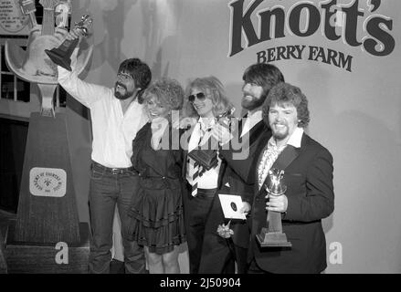 Alabama mit Dyan Cannon bei den Annual Academy of Country Music Awards 17. auf Knott's Berry Farm am 29. April 1982. Quelle: Ralph Dominguez/MediaPunch Stockfoto