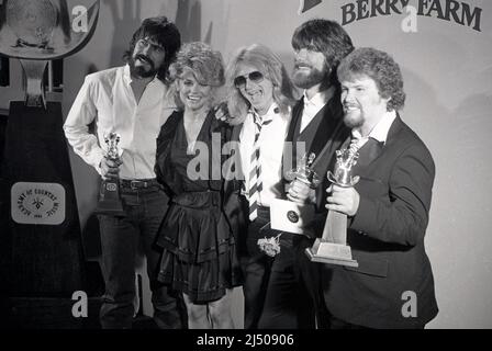 Alabama mit Dyan Cannon bei den Annual Academy of Country Music Awards 17. auf Knott's Berry Farm am 29. April 1982. Quelle: Ralph Dominguez/MediaPunch Stockfoto