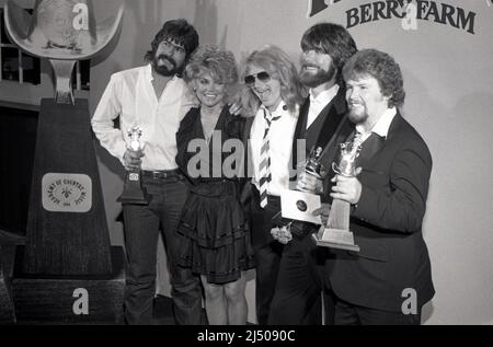 Alabama mit Dyan Cannon bei den Annual Academy of Country Music Awards 17. auf Knott's Berry Farm am 29. April 1982. Quelle: Ralph Dominguez/MediaPunch Stockfoto