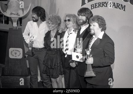 Alabama mit Dyan Cannon bei den Annual Academy of Country Music Awards 17. auf Knott's Berry Farm am 29. April 1982. Quelle: Ralph Dominguez/MediaPunch Stockfoto