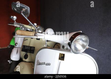 Lumajang, Indonesien - 13. Januar 2022: Selektiver fokus, ein Teil des vespa-Fahrzeugs. Vespa-Räder und Lenkung Stockfoto