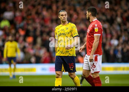 Nottingham, Großbritannien. 18. April 2022. Andy Carroll von WBA und Scott McKenna von Nottingham Forest während des Spiels der EFL Sky Bet Championship zwischen Nottingham Forest und West Bromwich Albion am 18. April 2022 auf dem City Ground, Nottingham, England. Foto von Simon Hall. Nur zur redaktionellen Verwendung, Lizenz für kommerzielle Nutzung erforderlich. Keine Verwendung bei Wetten, Spielen oder Veröffentlichungen einzelner Clubs/Vereine/Spieler. Kredit: UK Sports Pics Ltd/Alamy Live Nachrichten Stockfoto