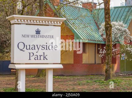 Schild am Quayside Park entlang des New Westminster, British Columbia Walkway. Schild im Quayside Park. Straßenfoto, niemand, Editorial-April 5,2022. Stockfoto