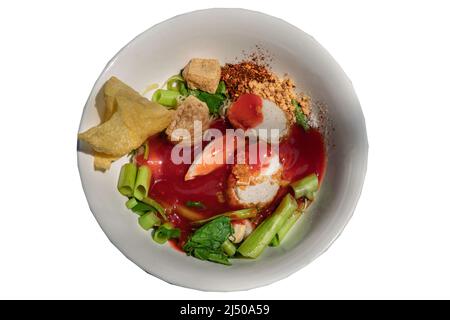 Traditionelle Yentafo- oder Eiernudeln mit rosafarbener Sauce und Fischbällchen, gebratener Tofu, chinesischem Morning Glory, gebratenem Wonton, gemahlener Erdnuss und gemahlenem getrocknetem Chi Stockfoto