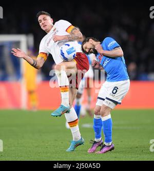 Neapel, Italien. 18. April 2022. Napoli's Mario Rui (R) spielt mit Roma's Nicolo Zaniolo während eines Serie-A-Fußballspiels zwischen Napoli und Roma in Neapel, Italien, am 18. April 2022. Quelle: Str/Xinhua/Alamy Live News Stockfoto