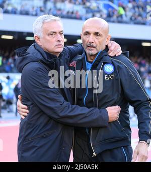 Neapel, Italien. 18. April 2022. Napoli-Cheftrainer Luciano Spalletti (R) und Roma-Cheftrainer Jose Mourinho werden vor einem Fußballspiel der Serie A zwischen Neapel und Roma in Neapel, Italien, am 18. April 2022 gesehen. Quelle: Str/Xinhua/Alamy Live News Stockfoto