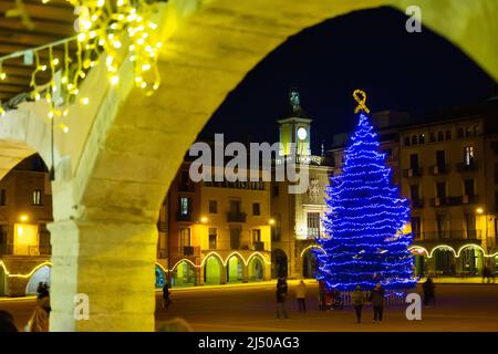 Placa Major in Vic mit großem blauen weihnachtsbaum Stockfoto